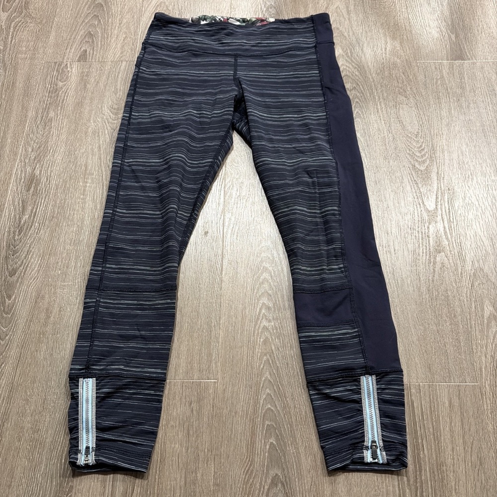 Lululemon Leggings size 8‎ Run The World 7/8 Tight Cyber Stripe Naval Blue Black